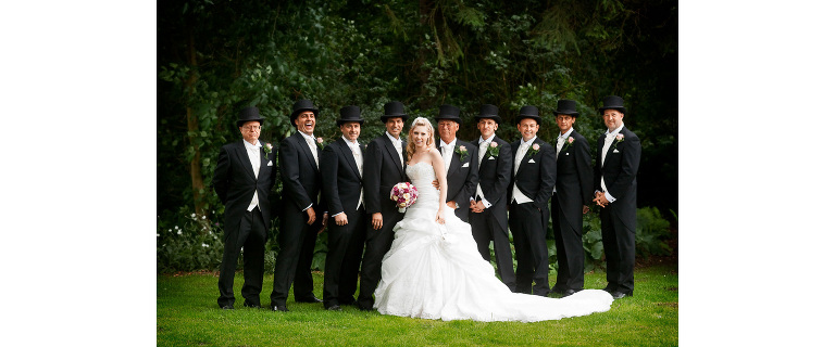 Gruppenbild mit Braut sowie 8 sie umgebenden Trauzeugen